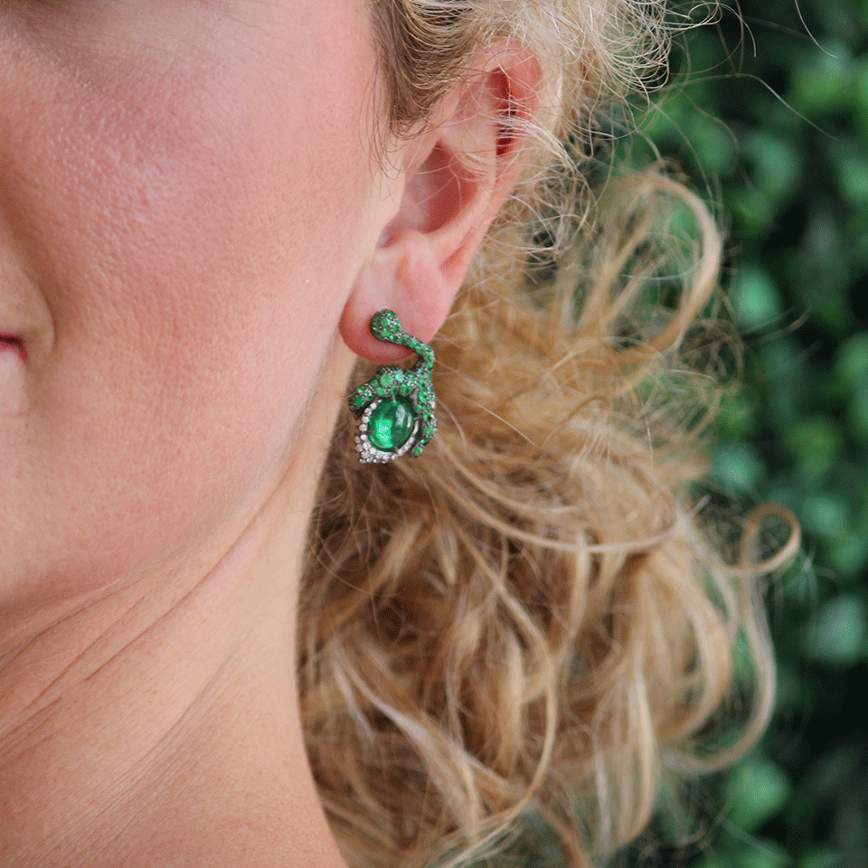 ARUNASHI-Tsavorite Flower Bud Earrings-BLACK GOLD