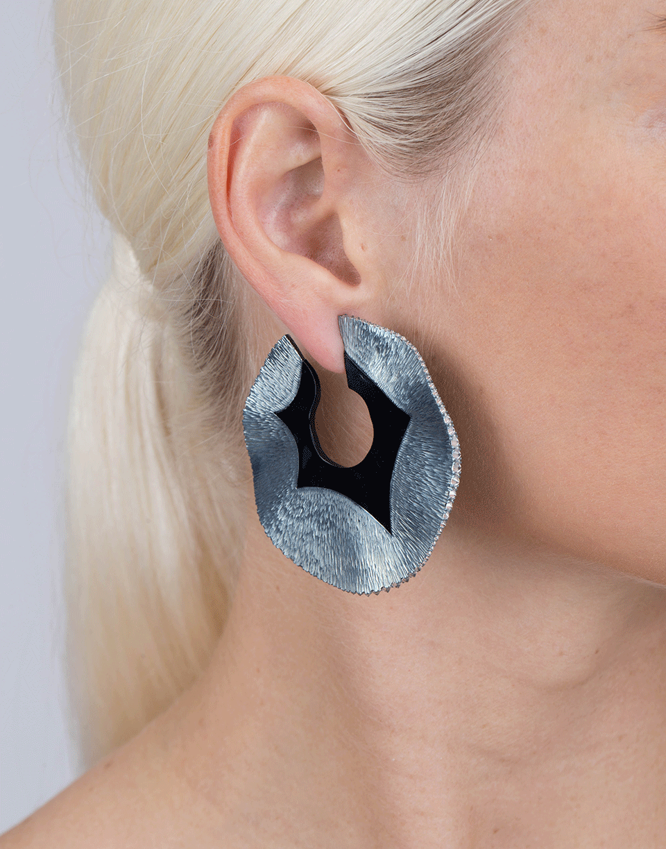 ARUNASHI-Swirl Hoop Earrings-TITANIUM