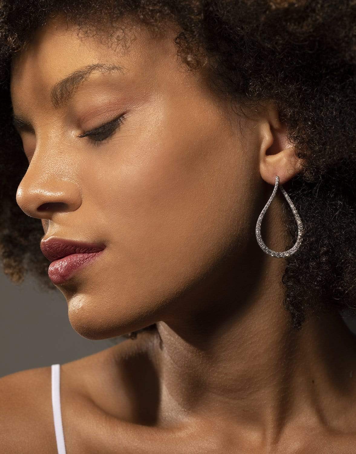 ARUNASHI-Diamond Twist Hoops-WHITE GOLD