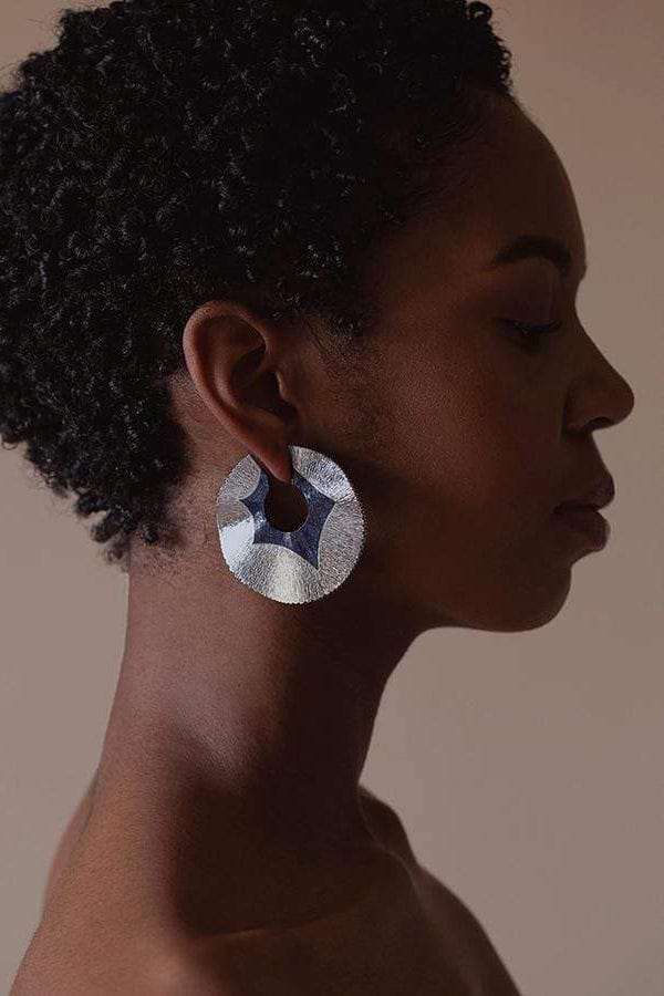 ARUNASHI-Large Lapis Swirl Hoops-WHITE GOLD
