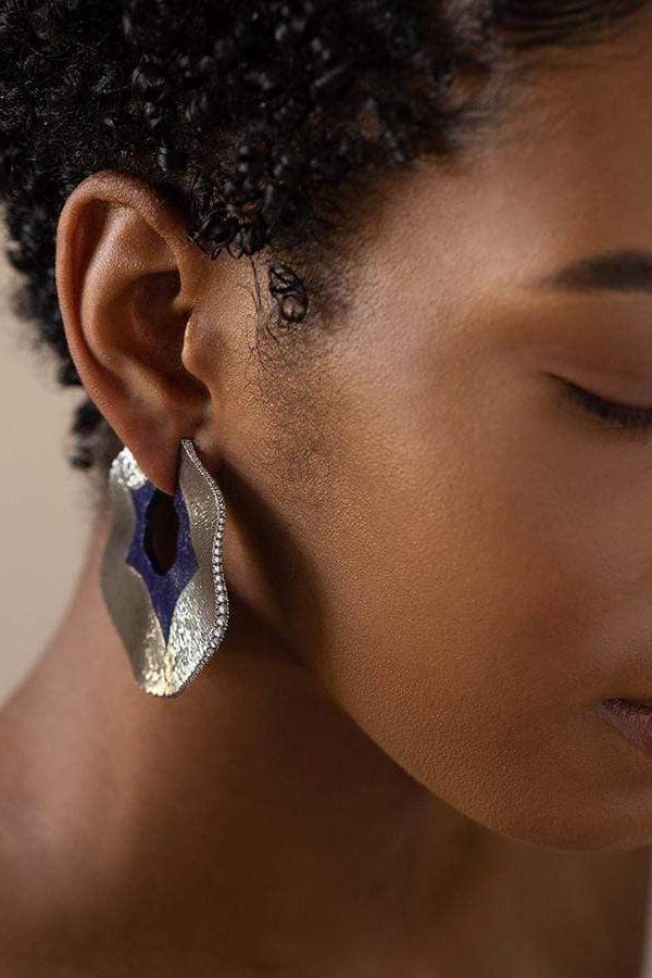 ARUNASHI-Large Lapis Swirl Hoops-WHITE GOLD