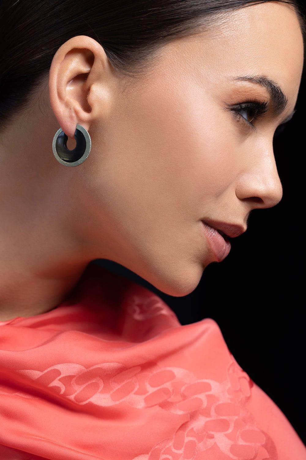 ARUNASHI-Small Onyx Circular Hoops-WHITE GOLD