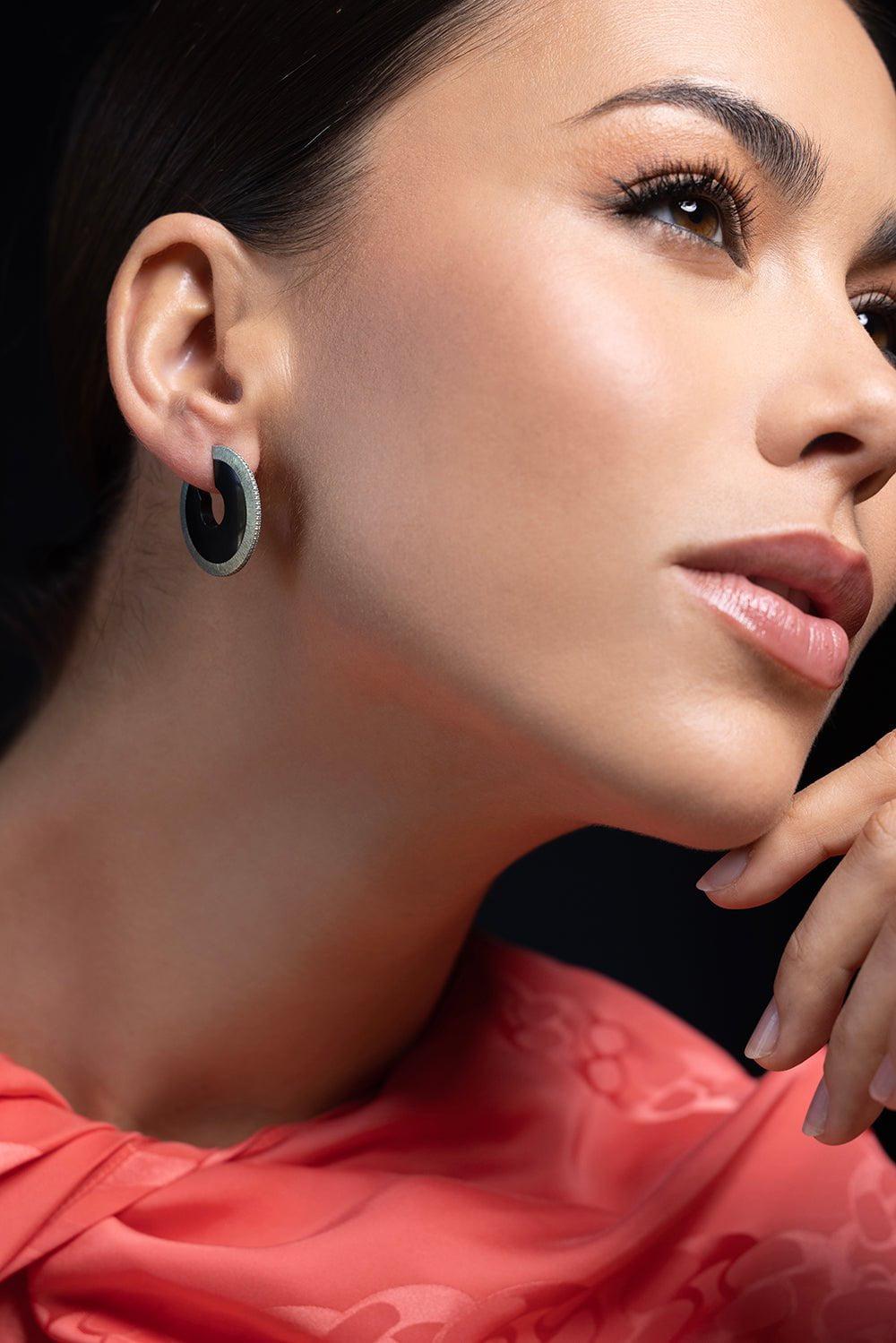ARUNASHI-Small Onyx Circular Hoops-WHITE GOLD