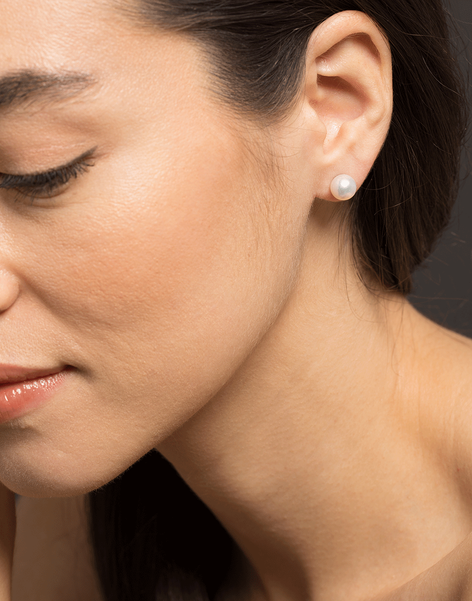 BAGGINS-Round White Akoya Pearl Studs-WHITE GOLD