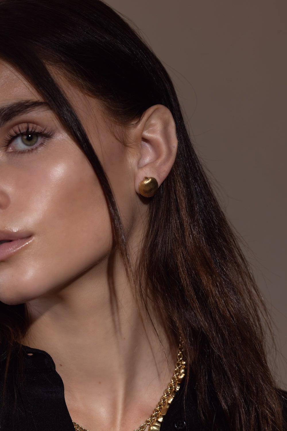 CADAR-Small Shell Stud Earrings-YELLOW GOLD