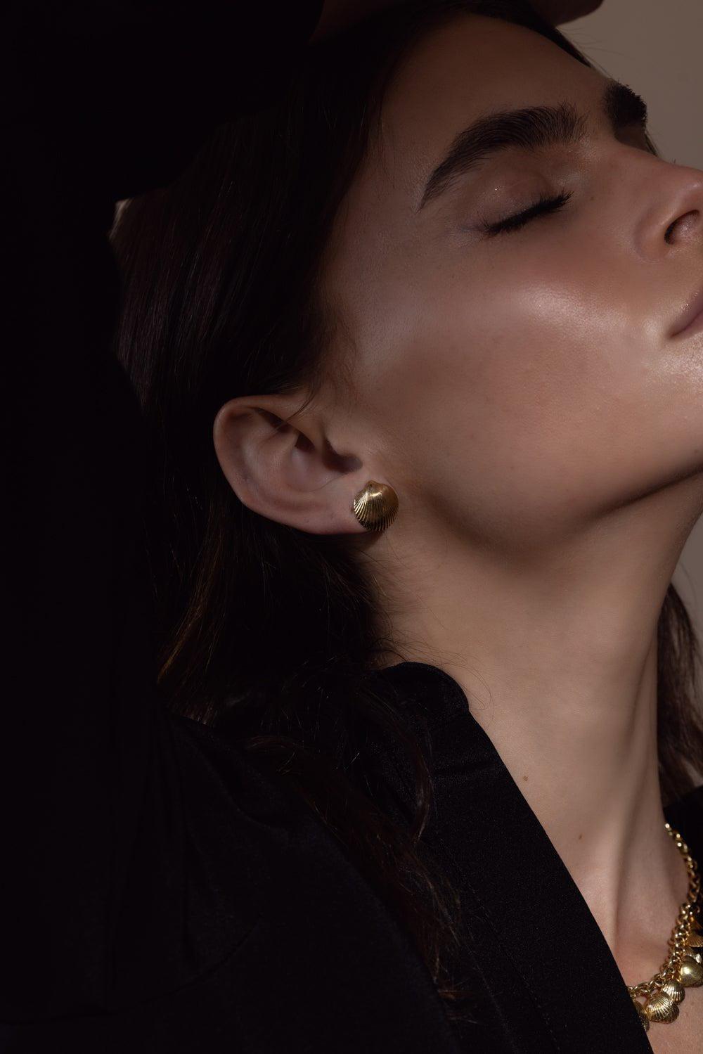 CADAR-Small Shell Stud Earrings-YELLOW GOLD