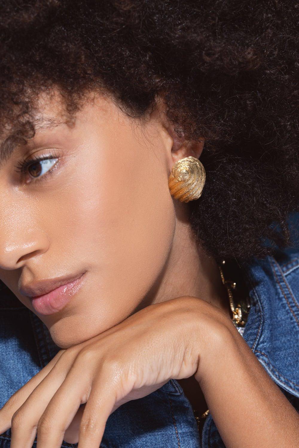 DAVID WEBB-Hammered Large Swirl Earrings-YELLOW GOLD