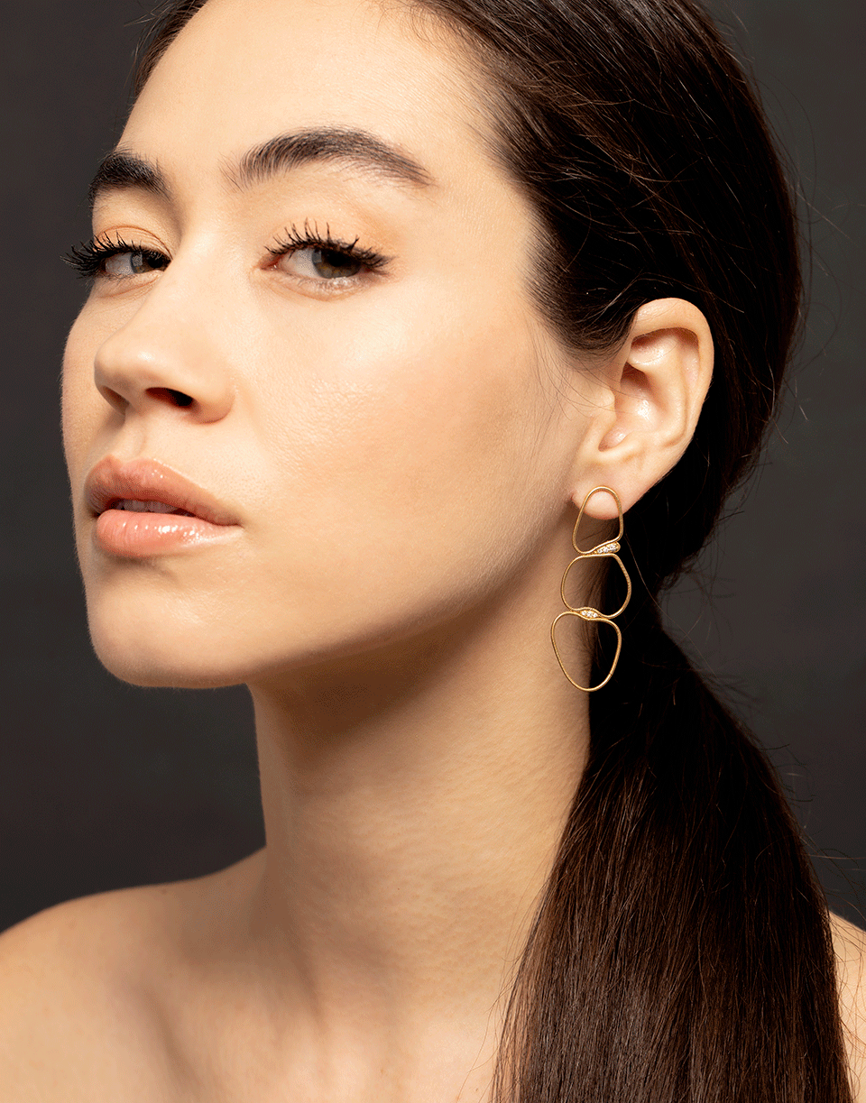 FERNANDO JORGE-Medium White Diamond Fluid Chain Earrings-YELLOW GOLD