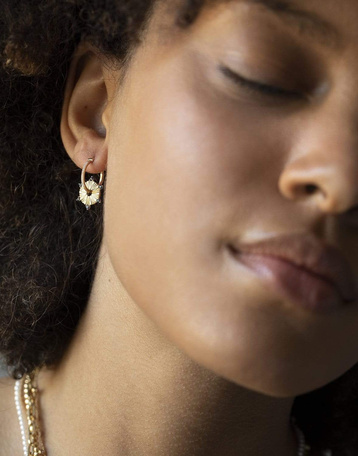 FOUNDRAE-Small Textured Single Hoop-YELLOW GOLD