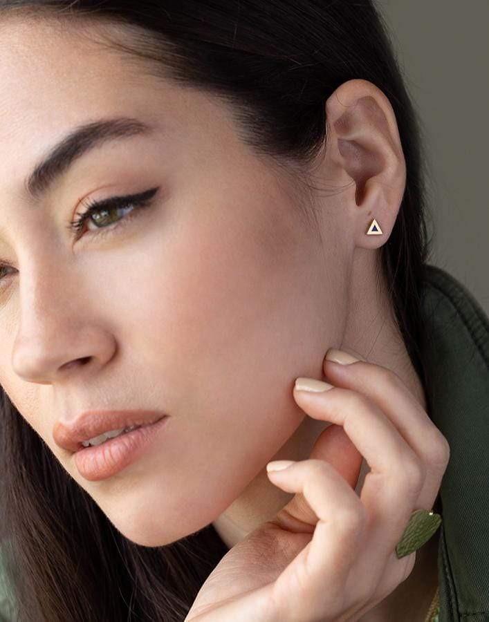 JENNIFER MEYER-Mini Lapis Inlay Triangle Studs-YELLOW GOLD