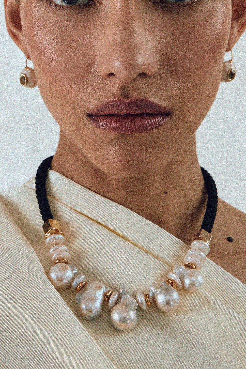 PEARL PLAZA COLLAR NECKLACE-BLACK-18-JEWELRYBOUTIQUENECKLACE O-LIZZIE FORTUNATO