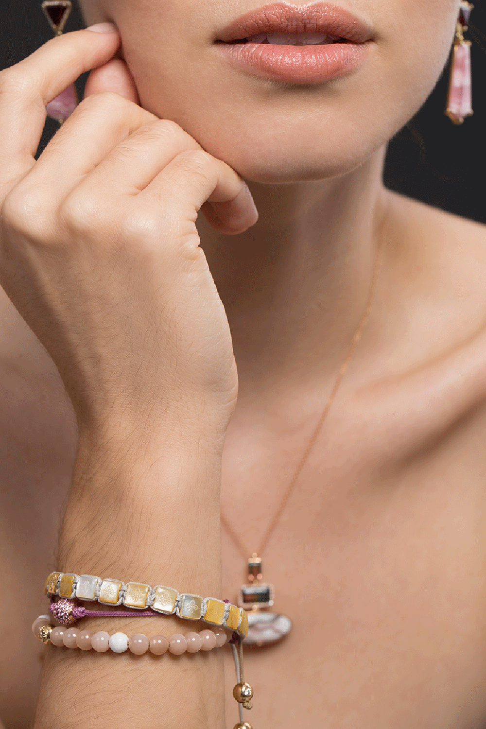 SHAMBALLA JEWELS-Peach Moonstone And White Ceramic Beaded Bracelet-YELLOW GOLD