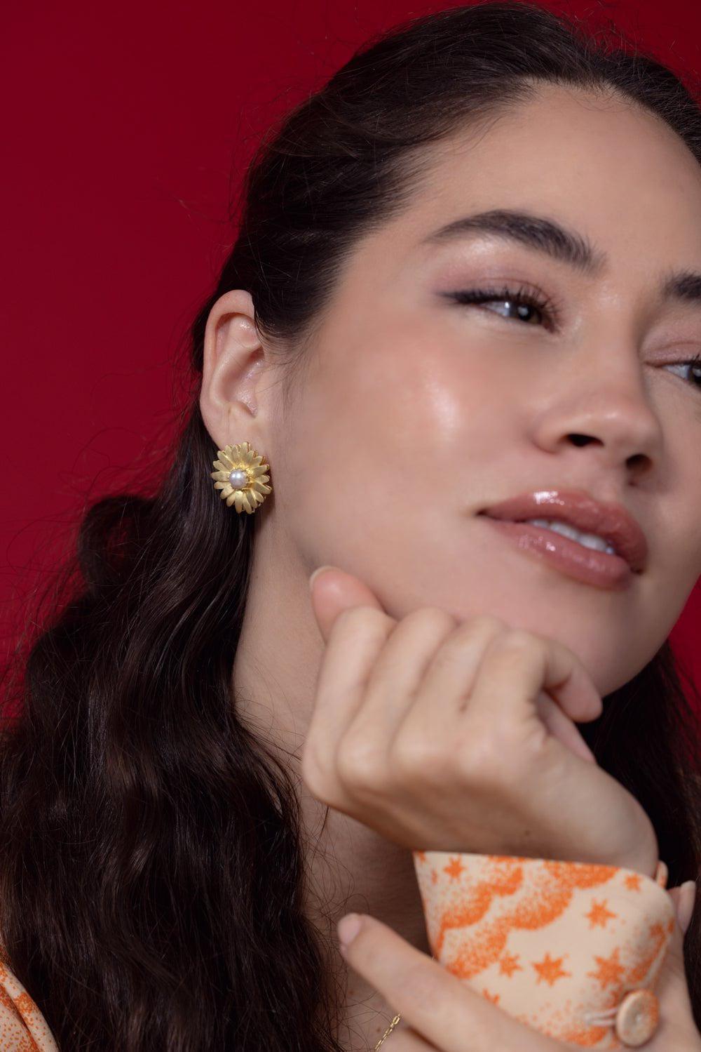 TANYA FARAH-Daisy Pearl Small Stud Earrings-YELLOW GOLD